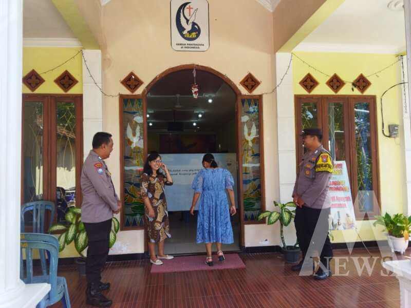 Polres Nganjuk patroli keamanan gereja