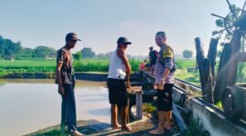 Bhabinkamtibmas Polsek Warujayeng buka saluran dam bersama perangkat desa
