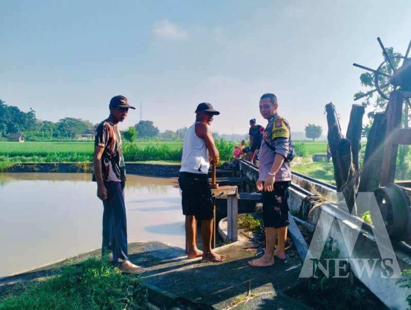 Bhabinkamtibmas Polsek Warujayeng buka saluran dam bersama perangkat desa