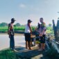 Bhabinkamtibmas Polsek Warujayeng buka saluran dam bersama perangkat desa