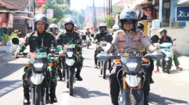 Kapolres Kediri Kota AKBP Bramastyo Priaji bersama Subdenpom V/2-2 Kediri patroli Kamtibmas
