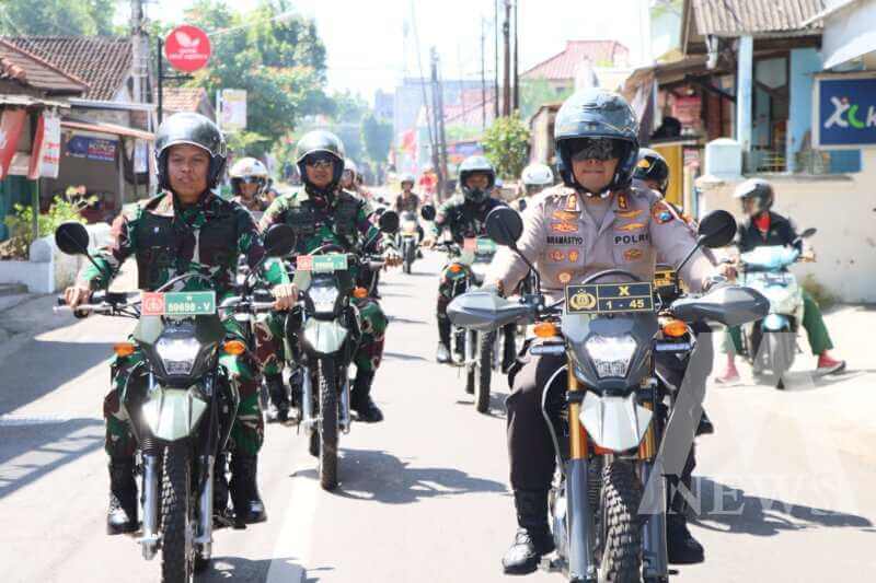 Kapolres Kediri Kota AKBP Bramastyo Priaji bersama Subdenpom V/2-2 Kediri patroli Kamtibmas