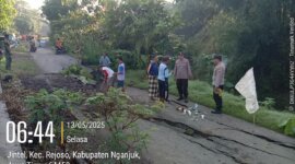 Polsek Rejoso pasang Police Line