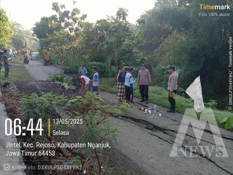 Polsek Rejoso pasang Police Line