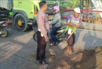 Polsek Driyorejo tambal jalan berlubang