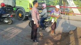 Polsek Driyorejo tambal jalan berlubang