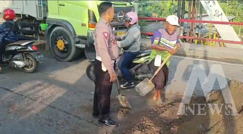 Polsek Driyorejo tambal jalan berlubang
