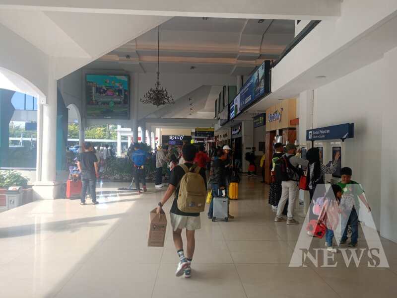 Pengguna KA selama long weekend hari raya Waisak