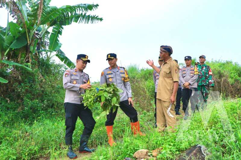 Kapolres Ngawi AKBP Charles Pandapotan Tampubolon didampingi Wakapolres