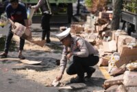 Satlantas Polres Gresik bersihkan jalan