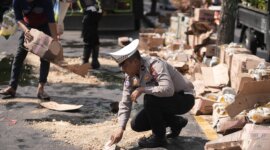 Satlantas Polres Gresik bersihkan jalan