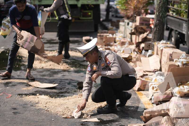 Satlantas Polres Gresik bersihkan jalan
