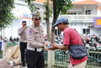 Satlantas Polres Gresik di Jum'at Berkah bagikan makanan