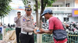 Satlantas Polres Gresik di Jum'at Berkah bagikan makanan