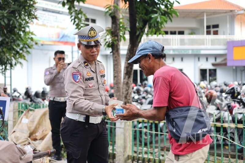Satlantas Polres Gresik di Jum'at Berkah bagikan makanan
