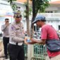 Satlantas Polres Gresik di Jum'at Berkah bagikan makanan