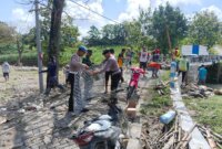TNI Polri bersama warga pasang bronjong di Bojonegoro