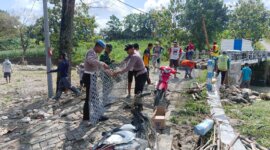 TNI Polri bersama warga pasang bronjong di Bojonegoro