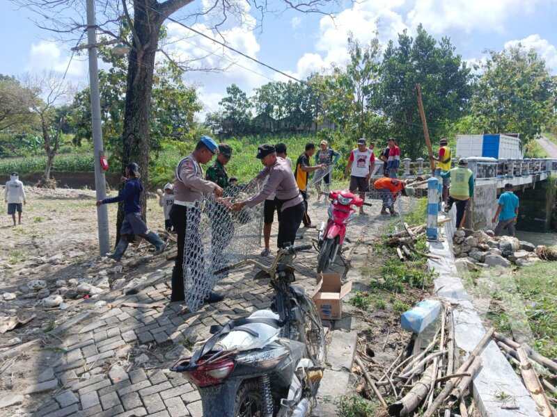 TNI Polri bersama warga pasang bronjong di Bojonegoro