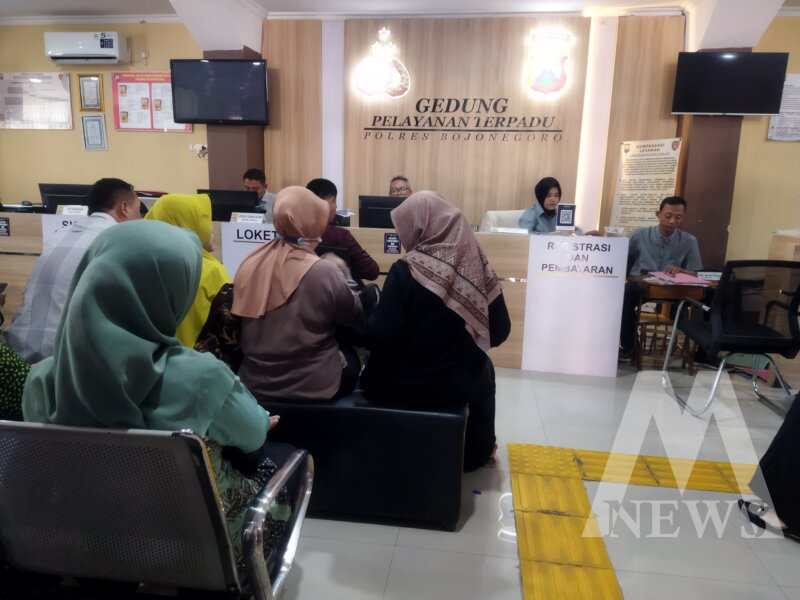 Para guru padati gedung pelayanan terpadu Polres Bojonegoro