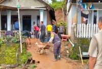 TNI Polri dan BPBD bersihkan sisa material longsor