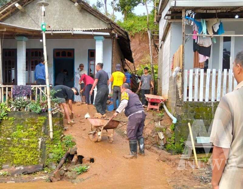 TNI Polri dan BPBD bersihkan sisa material longsor