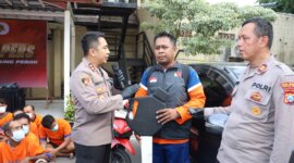 Kapolres Pelabuhan Tanjung Perak AKBP Wahyu Hidayat serahkan kendaraan ke pemilik
