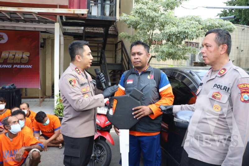 Kapolres Pelabuhan Tanjung Perak AKBP Wahyu Hidayat serahkan kendaraan ke pemilik