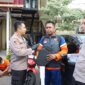 Kapolres Pelabuhan Tanjung Perak AKBP Wahyu Hidayat serahkan kendaraan ke pemilik