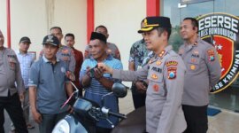 Kapolres Bondowoso AKBP Harto Agung Cahyono serahkan motor ke pemilik
