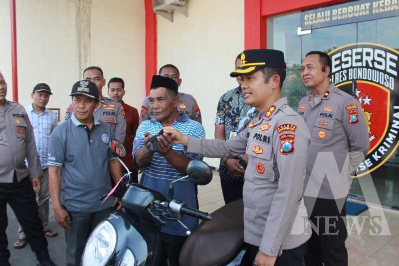 Kapolres Bondowoso AKBP Harto Agung Cahyono serahkan motor ke pemilik