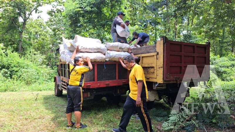 Polsek Wilangan bantu panen jagung