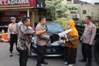 Kapolres Pelabuhan Tanjung Perak AKBP Wahyu Hidayat kembalikan kendaraan ke pemilik
