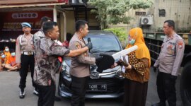 Kapolres Pelabuhan Tanjung Perak AKBP Wahyu Hidayat kembalikan kendaraan ke pemilik