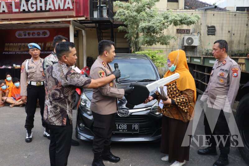 Kapolres Pelabuhan Tanjung Perak AKBP Wahyu Hidayat kembalikan kendaraan ke pemilik