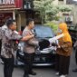 Kapolres Pelabuhan Tanjung Perak AKBP Wahyu Hidayat kembalikan kendaraan ke pemilik