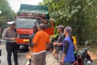 Satlantas Polres Situbondo bagi makanan ke sopir truk dan angkutan umum