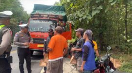 Satlantas Polres Situbondo bagi makanan ke sopir truk dan angkutan umum