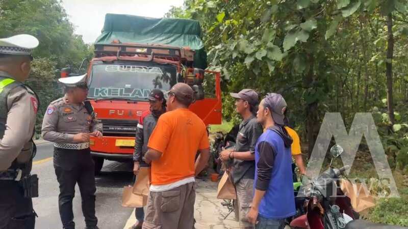 Satlantas Polres Situbondo bagi makanan ke sopir truk dan angkutan umum