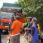 Satlantas Polres Situbondo bagi makanan ke sopir truk dan angkutan umum
