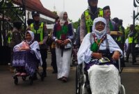Polwan Polres Bojonegoro antar Calon Jemaah Haji Lansia menuju bus