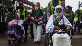 Polwan Polres Bojonegoro antar Calon Jemaah Haji Lansia menuju bus