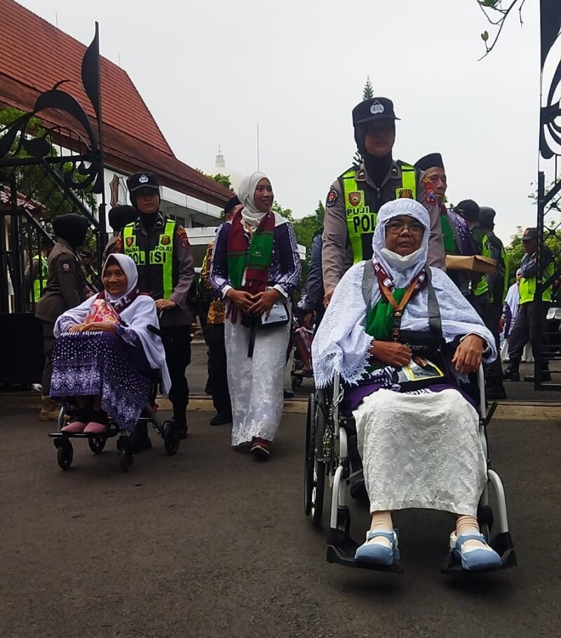 Polwan Polres Bojonegoro antar Calon Jemaah Haji Lansia menuju bus