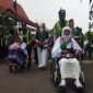 Polwan Polres Bojonegoro antar Calon Jemaah Haji Lansia menuju bus