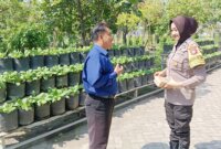 Bhabinkamtibmas Polsek Warujayeng pantau lahan pekarangan warga
