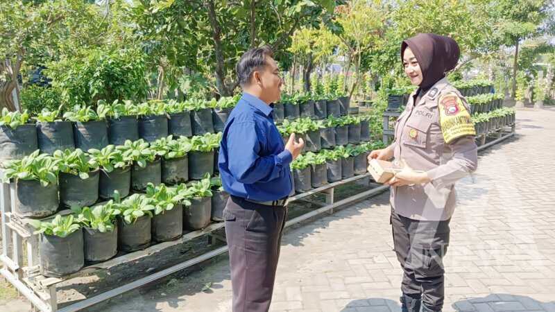 Bhabinkamtibmas Polsek Warujayeng pantau lahan pekarangan warga