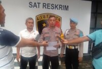 Kasi Humas Polres Pelabuhan Tanjung Perak Iptu Suroto berikan keterangan