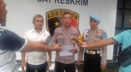 Kasi Humas Polres Pelabuhan Tanjung Perak Iptu Suroto berikan keterangan