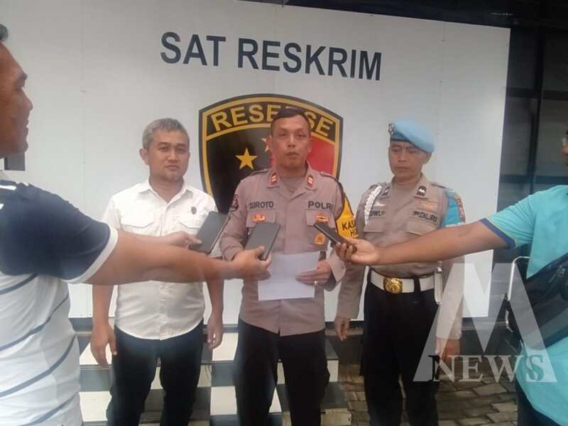 Kasi Humas Polres Pelabuhan Tanjung Perak Iptu Suroto berikan keterangan