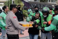 Polres Jember bagikan minuman untuk para driver ojol